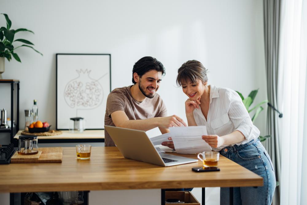 Couple discussing energy bill in front of a laptop