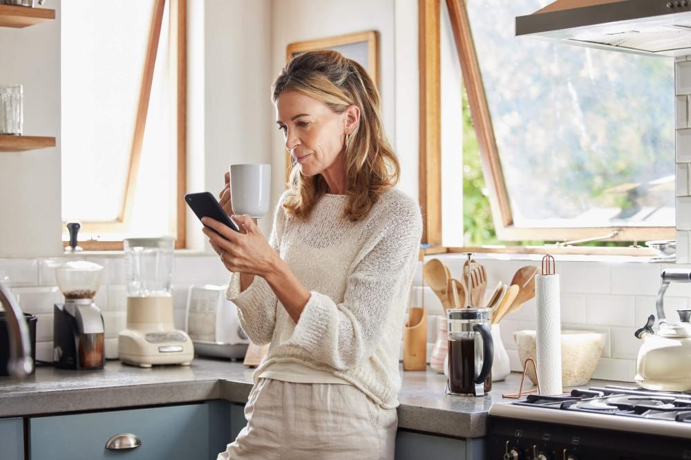 Woman contacts Home Energy Scotland on the phone